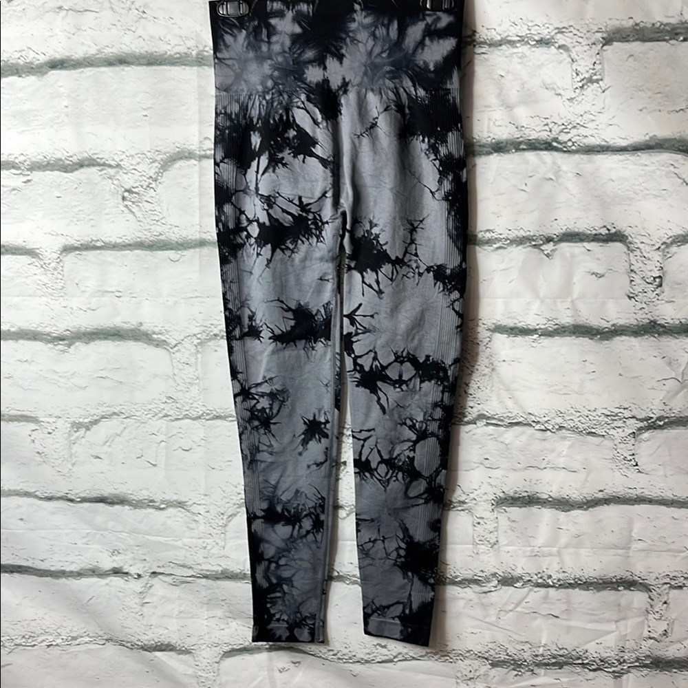 Grey and Black Tie-Dye Scrunch Butt Leggings. NIP - Picture 2 of 4